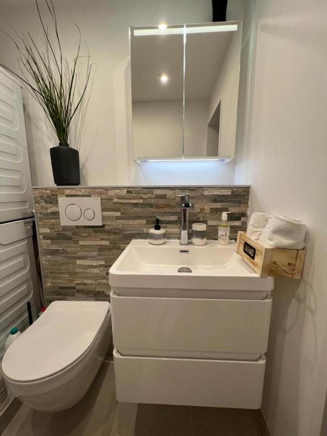 בזל Stylish 1-Bedroom Condo Close To Exhibition Square מראה חיצוני תמונה